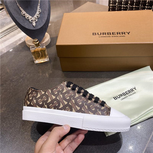 Burberry Shoes-W-021