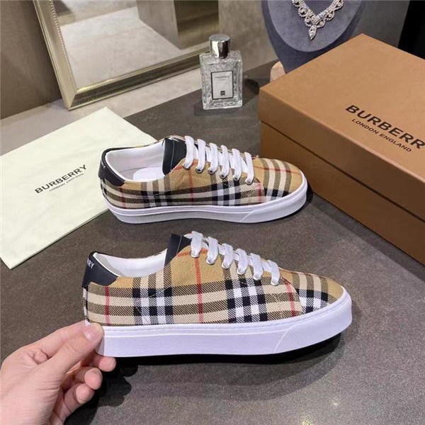 Burberry Shoes-M-303