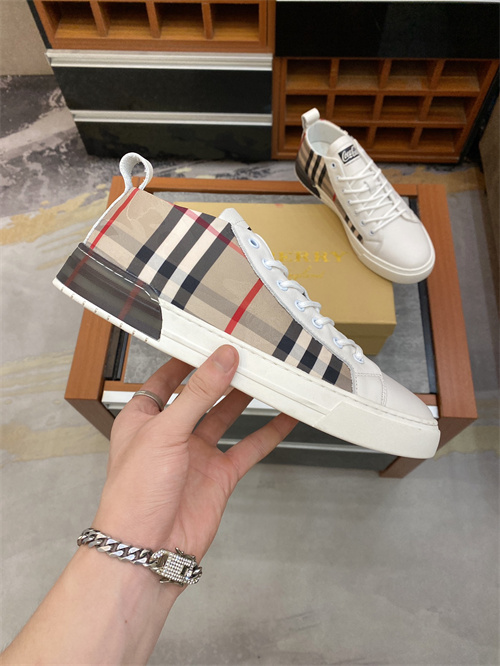 Burberry Shoes-M-391