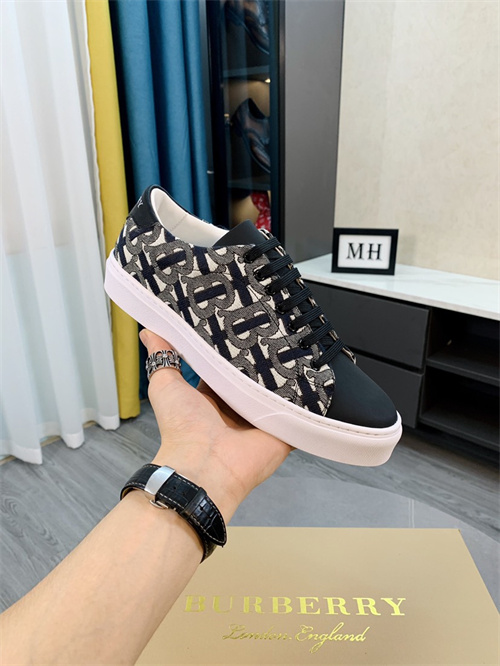 Burberry Shoes-M-395