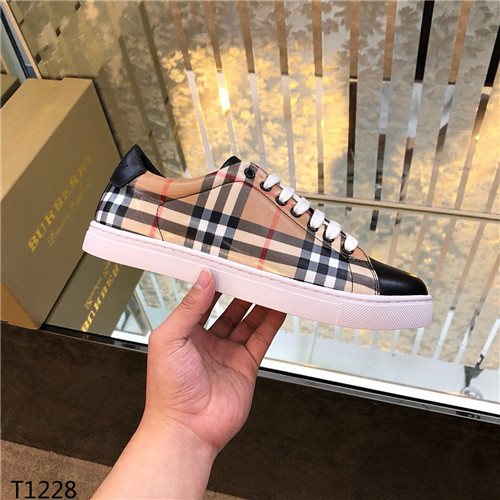 Burberry Shoes-M-048