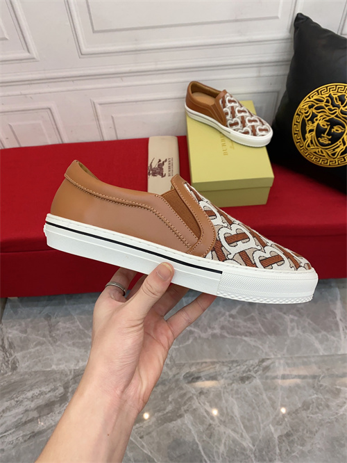 Burberry Shoes-M-479