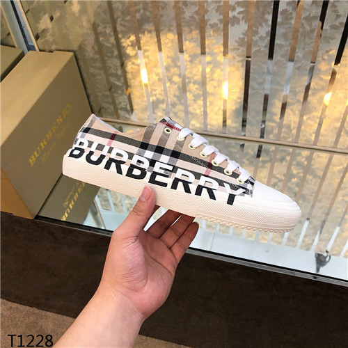 Burberry Shoes-M-051