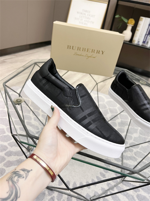 Burberry Shoes-M-630