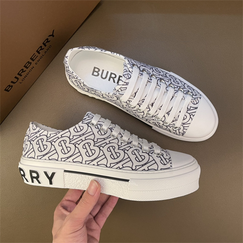 Burberry Shoes-M-665