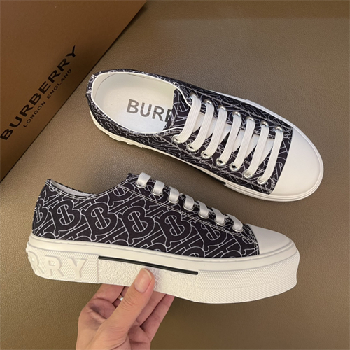 Burberry Shoes-M-666