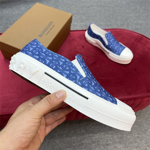 Burberry Shoes-M-670