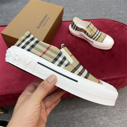 Burberry Shoes-M-674