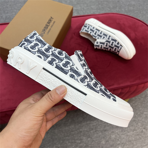 Burberry Shoes-M-677