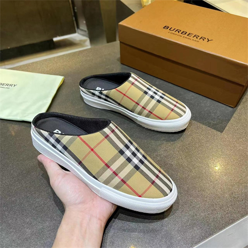 Burberry Shoes-M-699