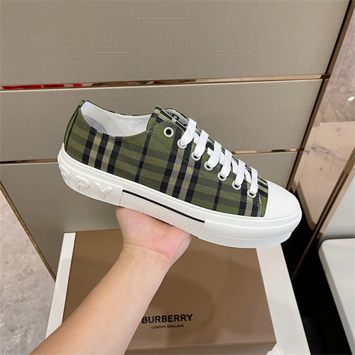 Burberry Shoes-M-762