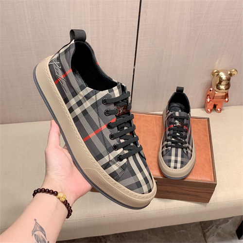 Burberry Shoes-M-0911