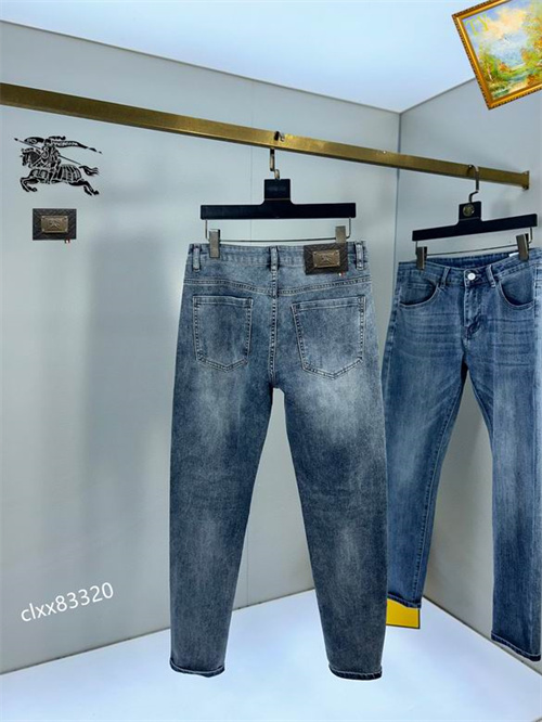 Burberry Jeans-M-070
