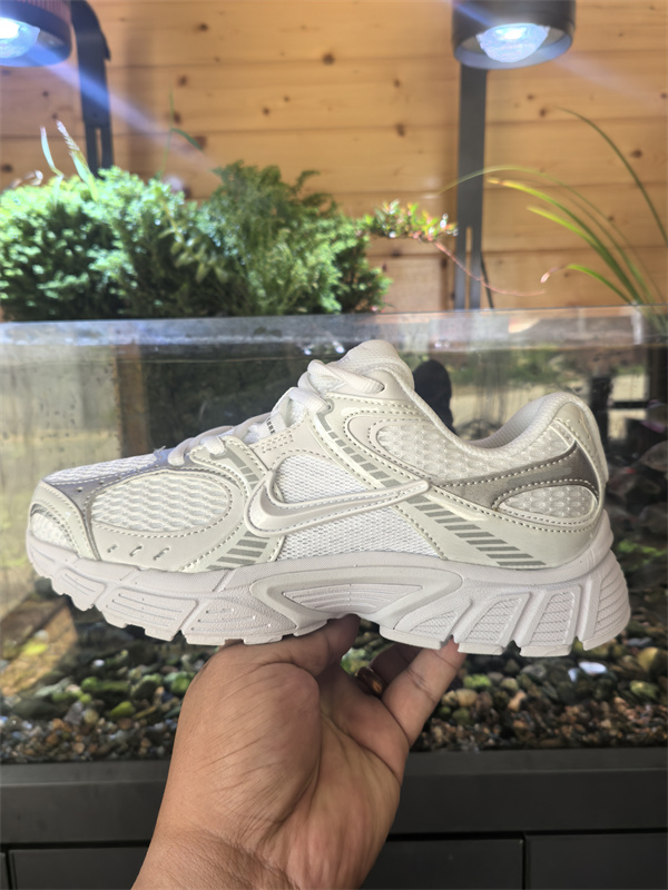 Nike ZOOM VOMERO 5-M-0021